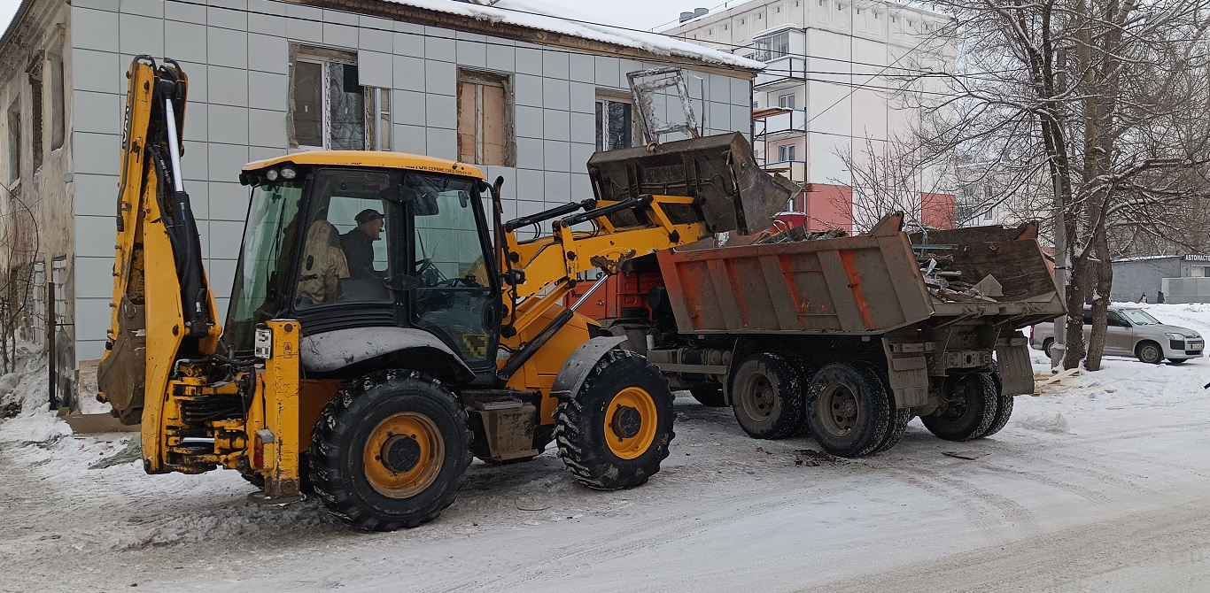 Уборка и вывоз строительного мусора, ТБО с помощью экскаватора и самосвала в Воткинске